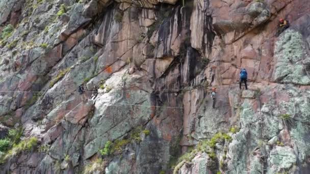Снимки Беспилотников Скалах Урубамбы Куско Перу Известна Священная Долина Альпинисты — стоковое видео