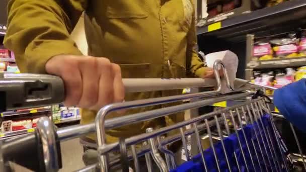 Człowiek Pośpiechu Pchający Wózek Zakupami Stukający Się Kciuk Zamknij Się — Wideo stockowe