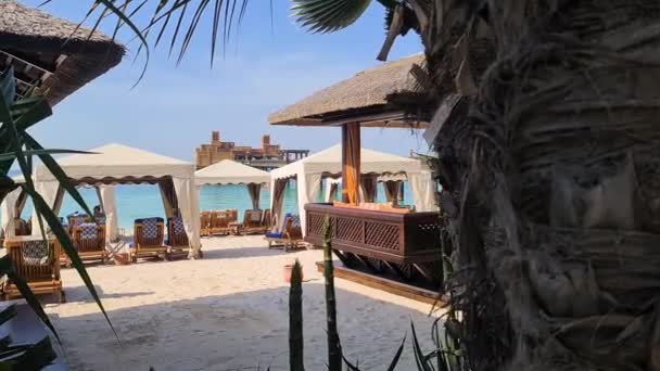 Jumeirah Beach Dubai Uae Cabanas Och Exklusiv Restaurang Vid Stranden — Stockvideo