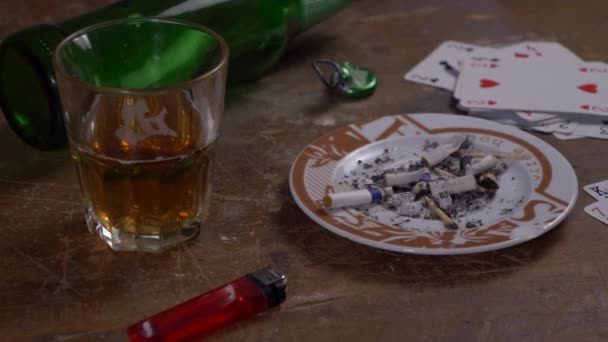 Mesa Com Cartas Arma Cerveja Cigarros Close Slider Shot — Vídeo de Stock