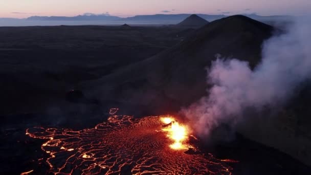 Lava Naranja Brillante Procedente Del Volcán Fisura Meradalir Islandia Por — Vídeos de Stock