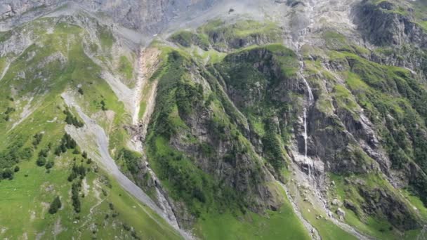 Facciata Montagna Nelle Alpi Svizzere Roccia Ripido Pendio Prati Verdi — Video Stock