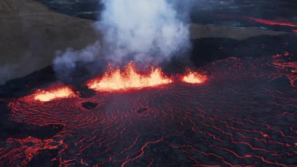 Вулкан Извергает Горячую Оранжевую Расплавленную Магму Морщины Поверхности Лавового Поля — стоковое видео