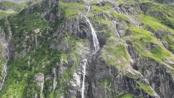 Zwitserse Alpen Waterval Een Grote Hoogte Rotsachtige Berg Obwalden Drone — Stockvideo