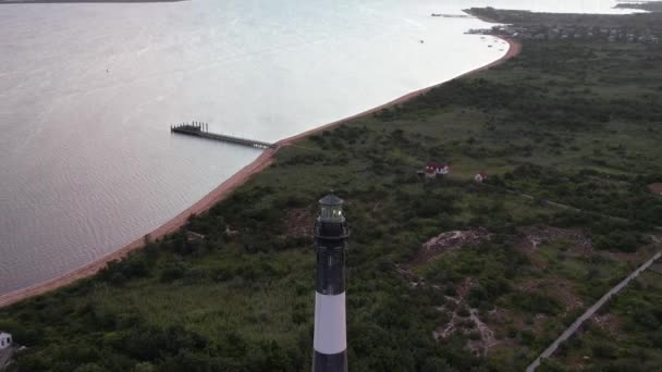 Een Luchtfoto Van Iconische Vuurtoren Tijdens Een Kleurrijke Zonsopgang Camera — Stockvideo