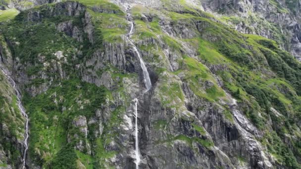 Fiume Con Poche Cascate Davvero Passo Montagne Rocciose Nelle Alpi — Video Stock