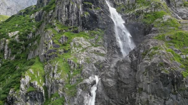 Riesige Wasserfall Luftaufnahme Drohne Von Unten Stufe Und Grüne Bergwand — Stockvideo