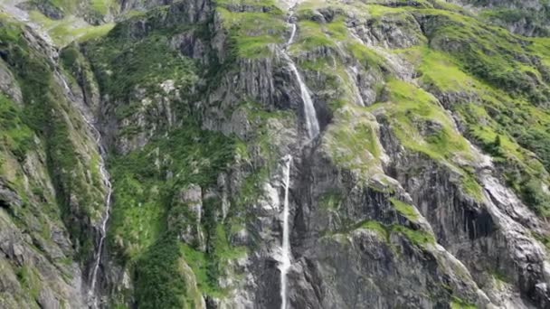 Indrukken Waterval Waterval Een Steile Rotsachtige Berg Alpen Zwitserland Obwalden — Stockvideo