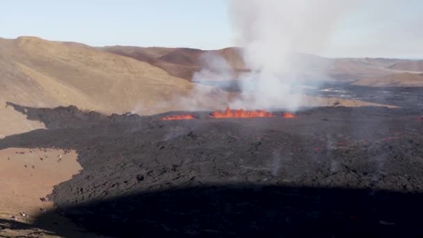 Meradalir Vale Fissura Vulcão Erupção Vomitando Lava Derretida Fumaça Dia — Vídeo de Stock