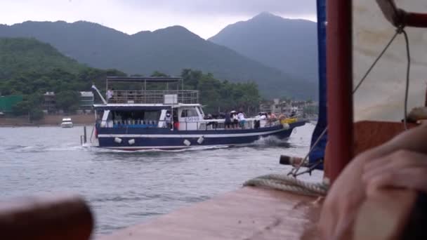 Barco Navegando Lago Día Nublado — Vídeos de Stock