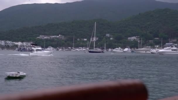 Красивые Кадры Лодки Движущейся Спокойному Озеру Облачный День Зелеными Холмами — стоковое видео