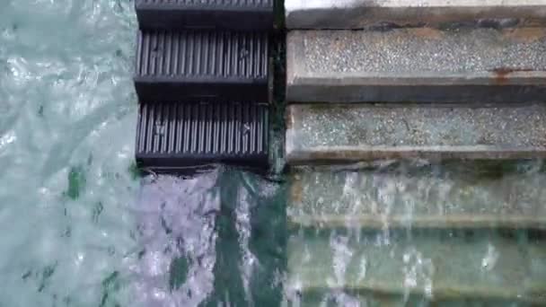 Холодні Хвилі Падають Сходах Озері Похмурий Зимовий День — стокове відео