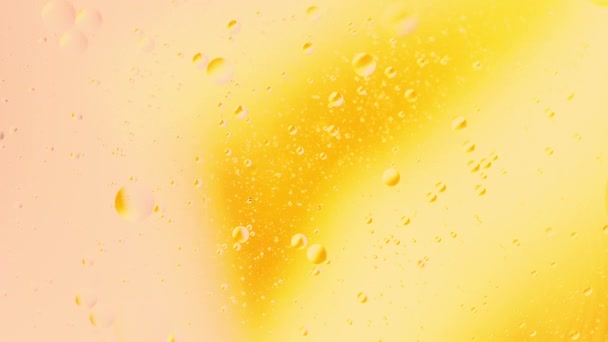 带颜色梯度抽象混合背景的水旋转中的真正特写镜头油气泡 — 图库视频影像