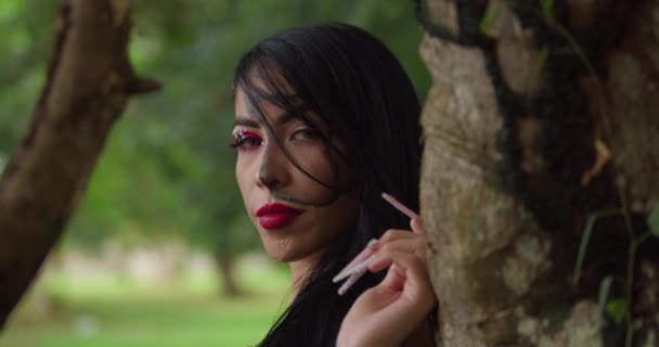 Tropikal Bir Parkta Ağaç Gövdesinin Yanında Duran Genç Bir Kadın — Stok video