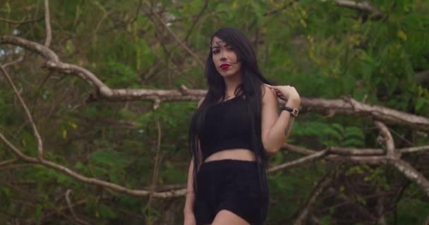 Park Ortamında Duran Genç Bir Kadının Kamera Hareketleri — Stok video