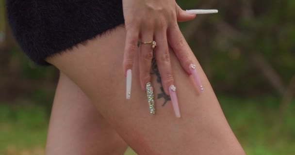 Csodálatos Kilátás Egy Tetoválásra Egy Fiatal Hölgy Lábán Fekete Nadrágban — Stock videók
