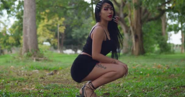Parkta Saçlarıyla Oynayan Seksi Siyah Şort Giyen Genç Bir Kızın — Stok video