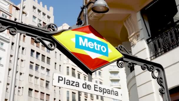 Plaza Espaa Metrostation Bord Met Spaanse Vlag Gran Straat Achter — Stockvideo