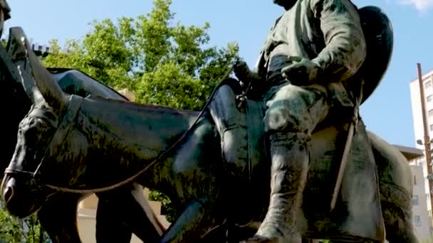 Nahaufnahme Einer Bronzeskulptur Von Sancho Panza Auf Einem Esel Der — Stockvideo