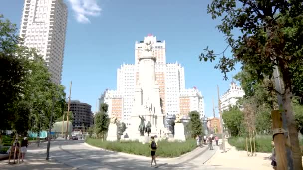 Tournage Large Monument Cervantes Par Une Journée Ensoleillée Sur Plaza — Video