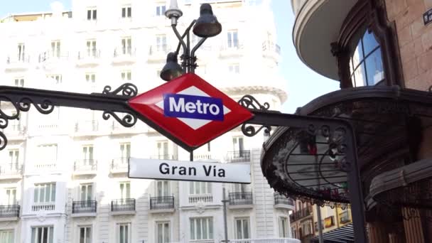 Gran Bahn Schild Einer Bahn Station Mit Hintergrundgebäuden Der Madrider — Stockvideo