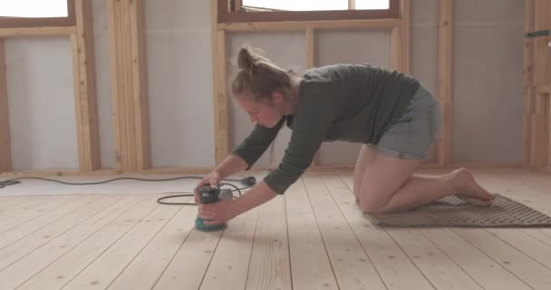 女人在木地板上打磨 — 图库视频影像