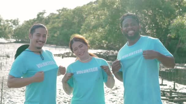 Grupo Voluntarios Multiétnicos Que Muestran Las Letras Camisetas Juntas Equipo — Vídeos de Stock