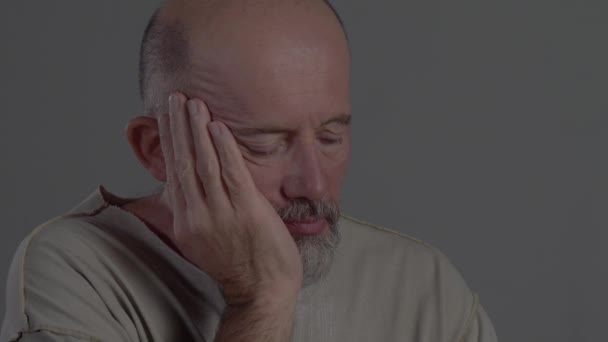 Bunalımlı Üzgün Adam Tek Başına Bira Içer — Stok video
