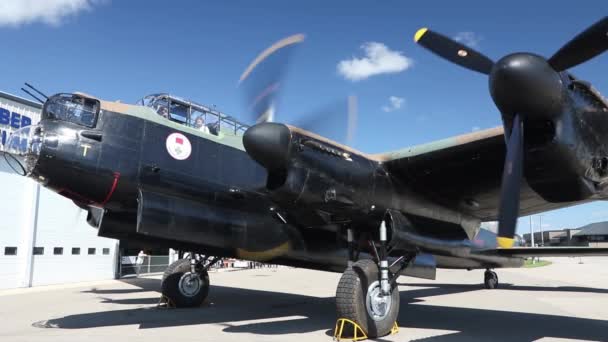 Avro Lancaster Fm159在艾伯塔省南顿市的加拿大轰炸机指挥博物馆举行的蚊子恢复筹资公共活动中使用发动机 — 图库视频影像