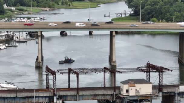 Letecký Pohled Železniční Most Saugatuck River Oblačného Dne Kamera Kamion — Stock video