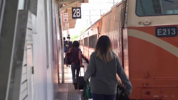 Travellers Passengers Disembarking Embarking Chu Kuang Express Train Stopped Platform — Stock Video