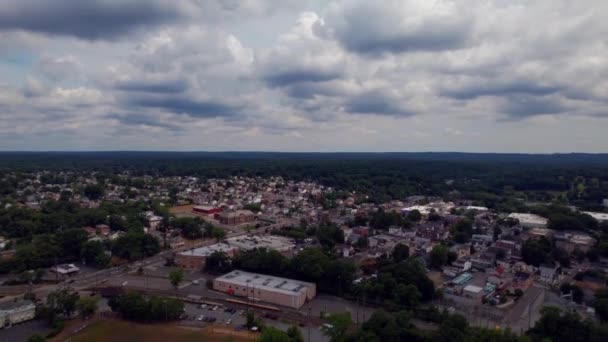 多云的一天 一架高空无人驾驶飞机在纽约长岛格伦科夫郊区上空盘旋 照相机砰的一声滑落下来 俯仰在地平线上 — 图库视频影像