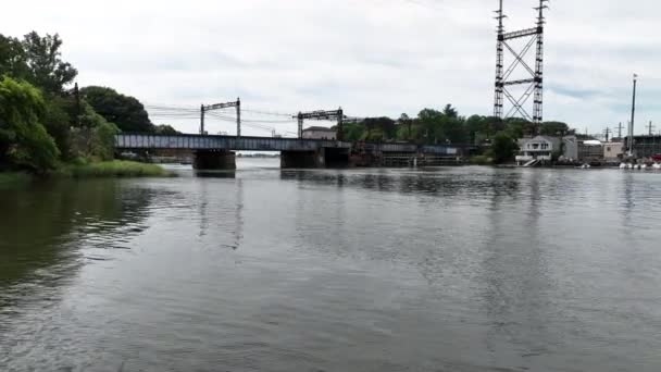Låg Vinkel Över Saugatuck River Westport Connecticut Molnig Dag Drönare — Stockvideo