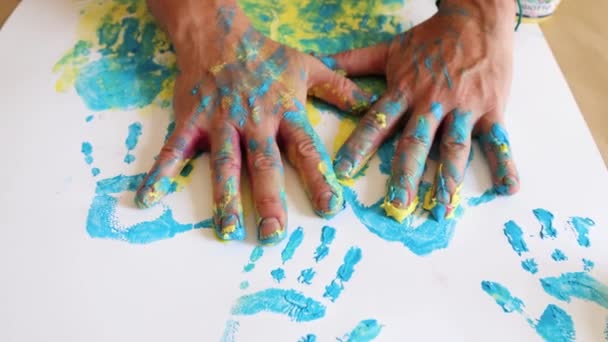 Mains Homme Adulte Recouvertes Peinture Bleue Jaune Pour Empreinte Artistique — Video