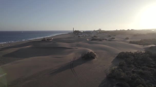 Pessoas Caminhando Maspalomas Dunas Areia Dourada Pôr Sol Deslumbrante Gran — Vídeo de Stock
