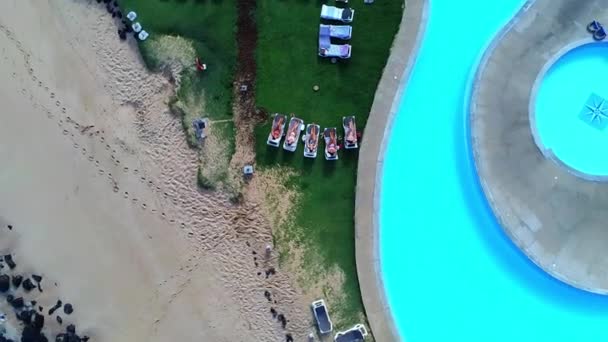 Spiralblick Junger Leute Auf Liegestühlen Pool Und Meer Ilheu Das — Stockvideo