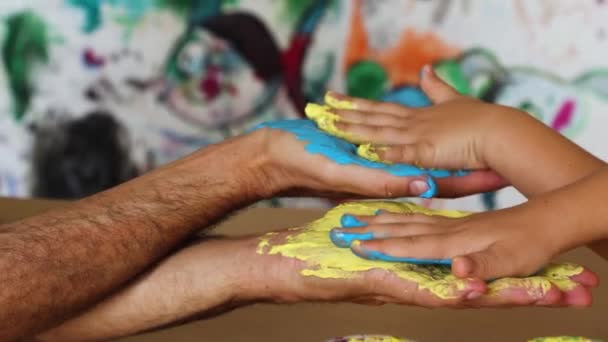 Четыре Руки Взрослых Детей Жёлтыми Синими Цветами Ладонях — стоковое видео
