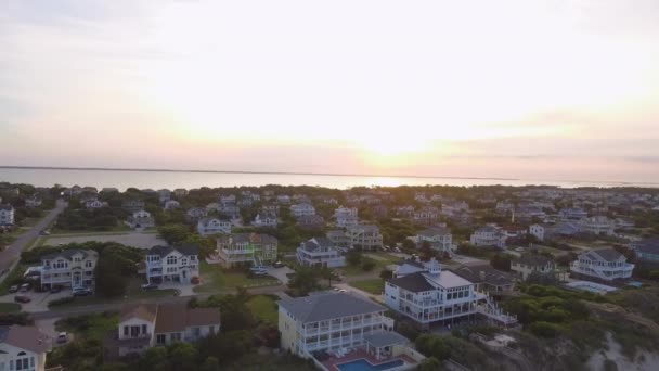 노스캐롤라이나의 해안에 가옥들의 아래로 오르내리는 — 비디오