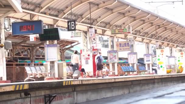 プラットフォーム上を歩く乗客の映画的な距離ショット および旅行者は辛抱強くDouliu市 台湾アジアで鉄道列車を待っています — ストック動画
