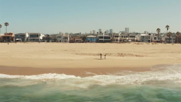美丽的加利福尼亚海滨与冲浪者的空中无人驾驶飞机 — 图库视频影像