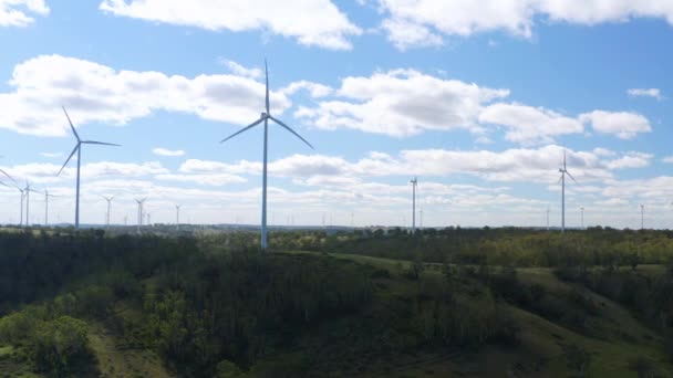 風力発電のための風力発電所の回転タービン 空中ドローンを閉じます — ストック動画