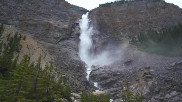 Großer Wasserfall Der Sich Durch Bäume Entfaltet Und Einen Berg — Stockvideo