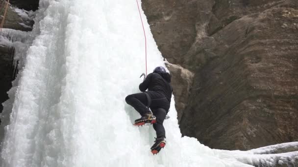 Climber Climbing Frozen Waterfall Wildcat Canyon Starved Rock State Park — Stock Video