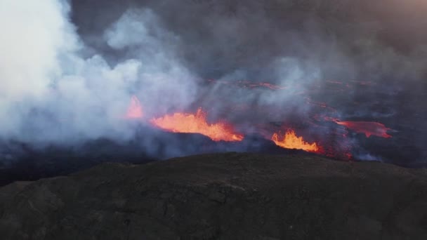 Опасный Геотермальный Ландшафт Расплавленной Лавой Извергающейся Поверхности Земли Fagradalsfjall Исландия — стоковое видео