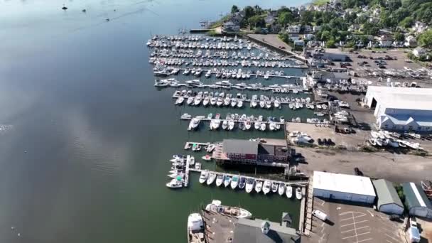 Uma Vista Aérea Sobre Uma Marina Num Dia Ensolarado Norwalk — Vídeo de Stock