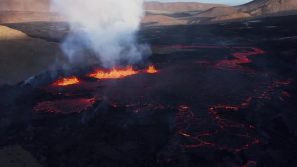 Fagradalsfjall Trhlina Sopky Roce 2022 Pokrývající Údolí Tmavé Čedičové Skále — Stock video