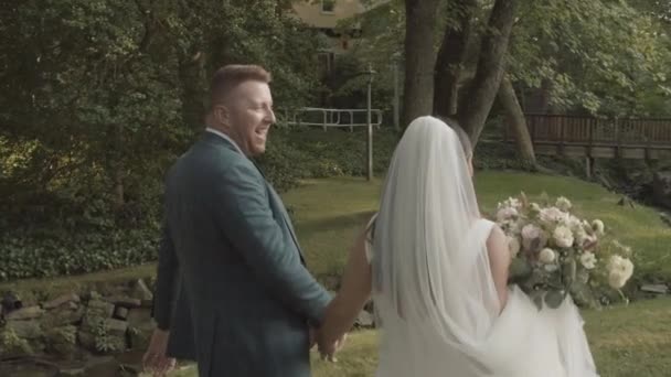 Filmagem Câmera Lenta Marido Esposa Recém Casados Andando Pela Encosta — Vídeo de Stock