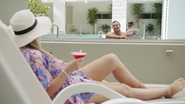 Weibliche Poolseite Mit Cocktail Drink Mit Männchen Die Zeitlupe Aus — Stockvideo