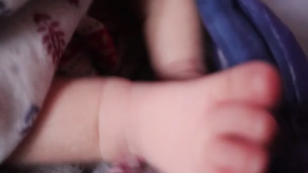 Bebek Ayağı Küçük Bebek Battaniyeyle Kaplıyken Ayaklarını Hareket Ettiriyor — Stok video