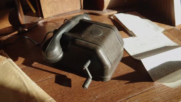 Времена Тень Железнодорожном Офисе Медленно Бродит Старому Чудаковатому Телефону Железо — стоковое видео